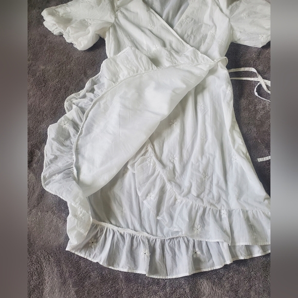 Elegant White Wrap Dress - Picture 3 of 7